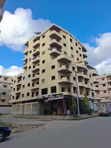 شقة طابق سادس فني في جبلة للبيع